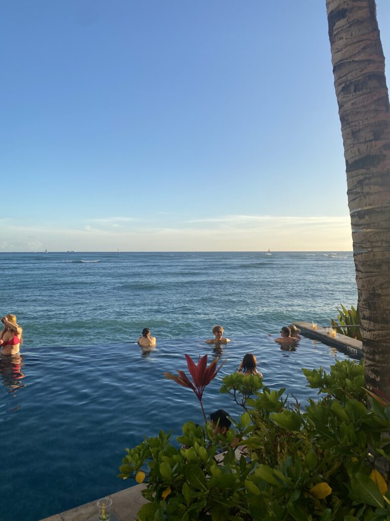 シェラトンワイキキのインフィニティプールと夕日
